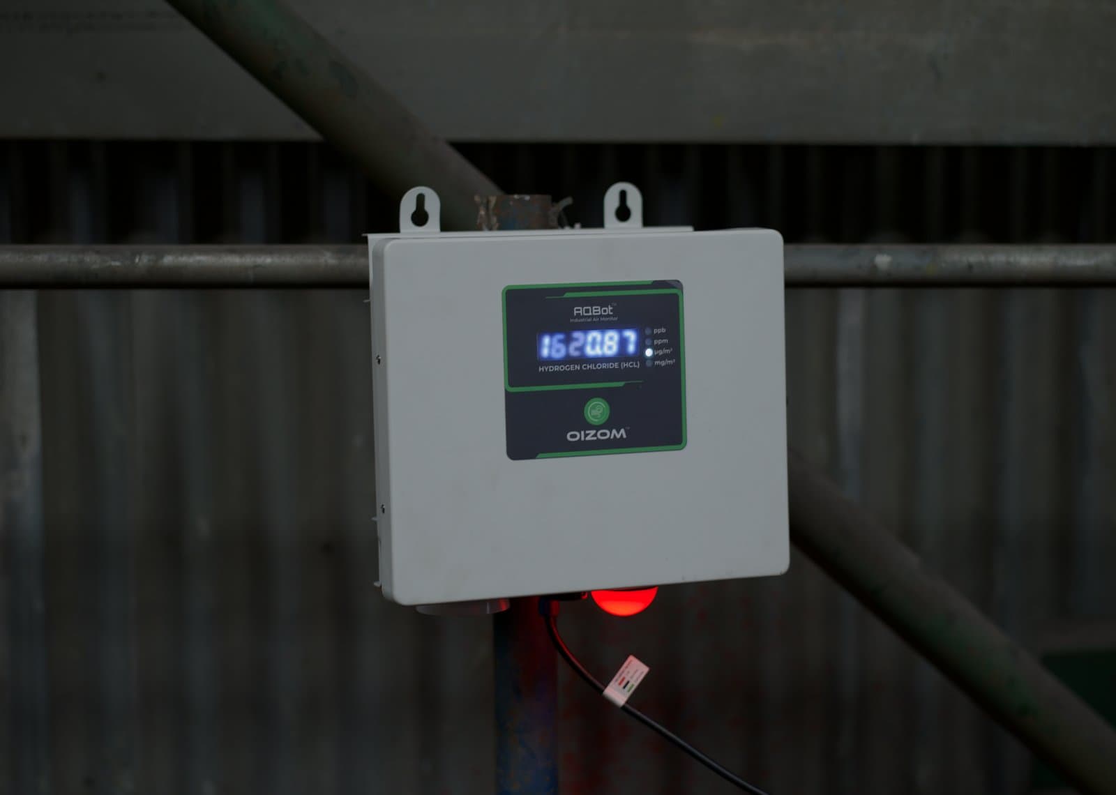 Monitor industrial OIZOM AQBot afișând concentrația de acid clorhidric în timp real