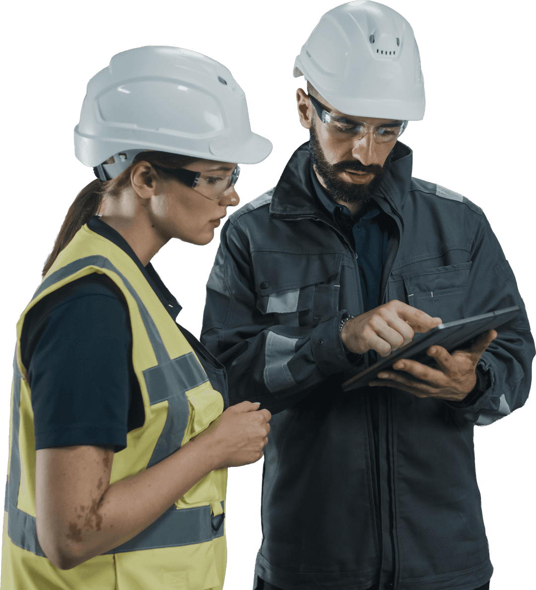 Ingineri industriali verificând datele de producție pe tabletă