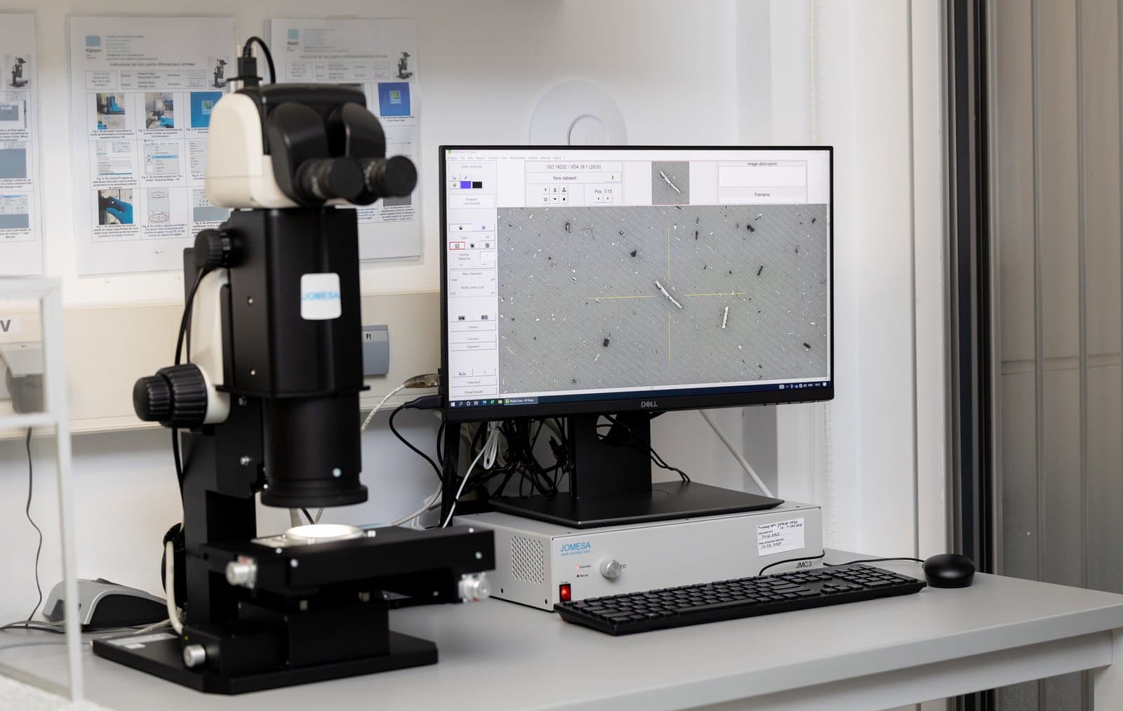 Microscop JOMESA și stație Dell rulând software de analiză particule ISO 16232 / VDA 19.1 în laboratorul Klarwin