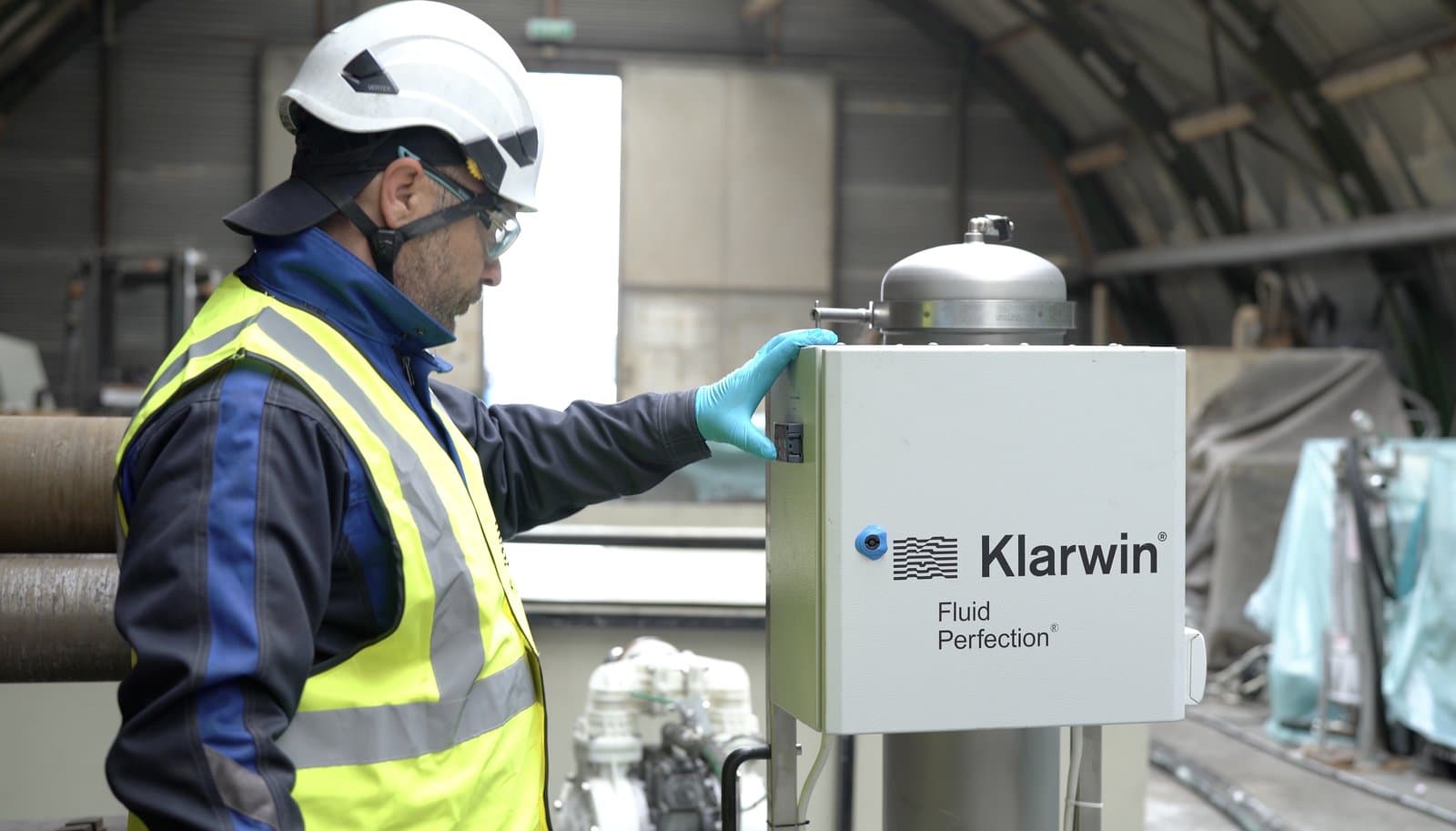 Tehnician Klarwin operând o stație mobilă de purificare ulei Fluid Perfection