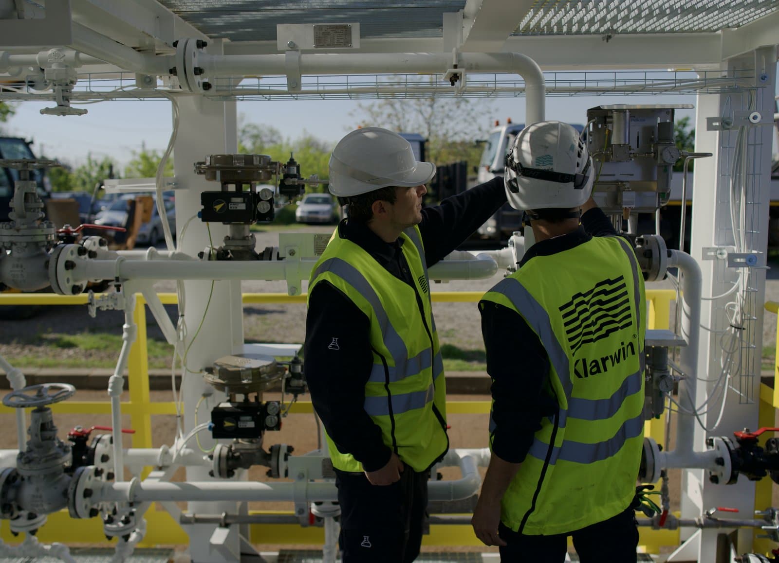 Ingineri Klarwin susținând training tehnic on-site la un skid de proces industrial