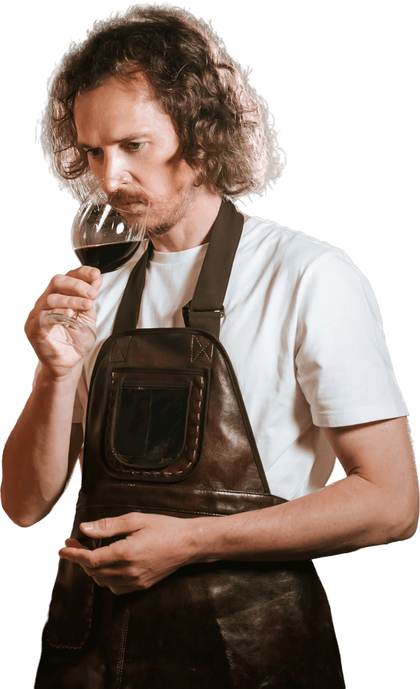 Somelier degustând vin roșu