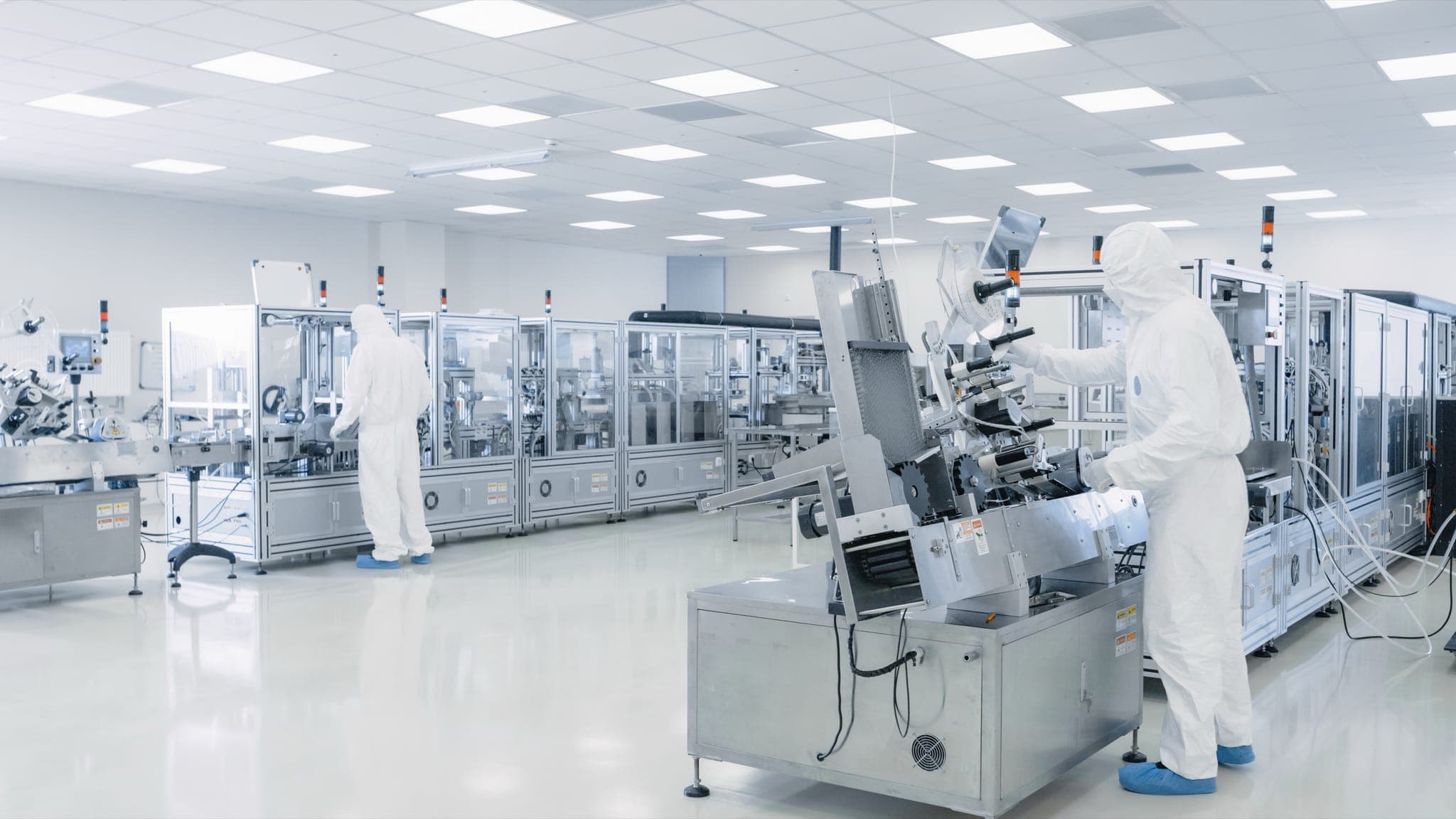 Laborator farmaceutic cu mediu controlat pentru procesarea sterilă a fluidelor