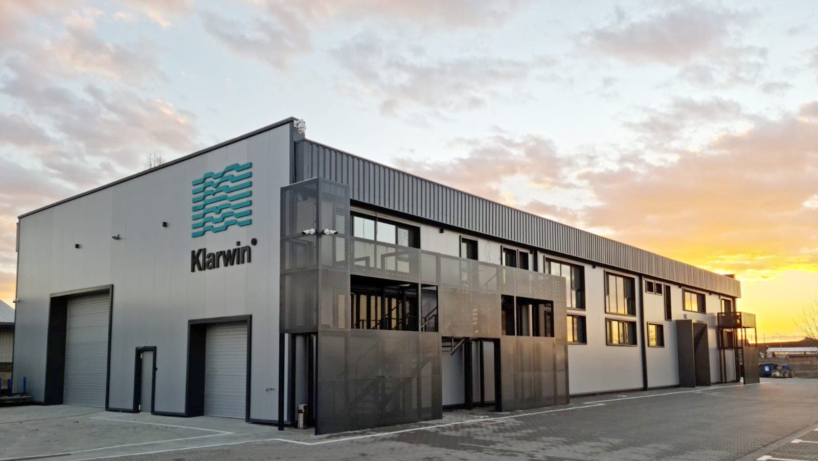 Centrul Klarwin PRO — Iernut, România, în apus