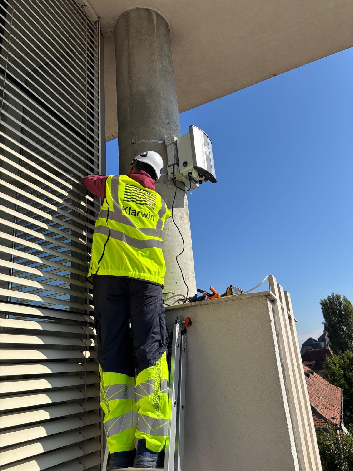 Monitoring cross-border air quality on the Romania–Serbia frontier with a 20-station Polludrone network