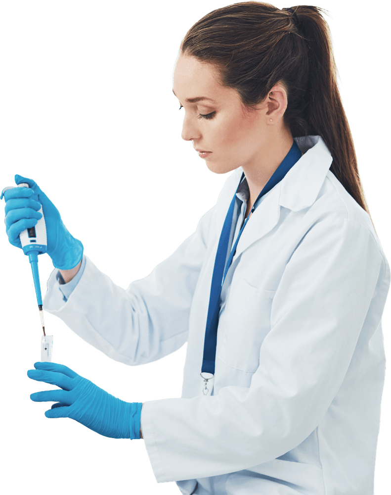 Cercetător de laborator Klarwin folosind o pipetă pentru analize de curățenie tehnică